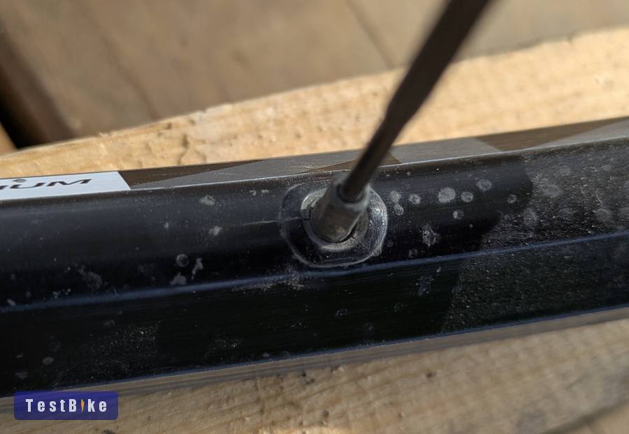 Mavic Aksium országúti felnifékes hátsó kerék, repedés