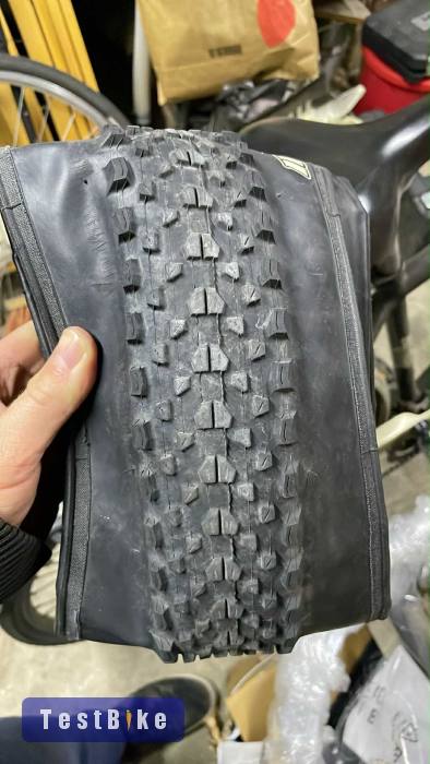 Maxxis ikon 26x2.35