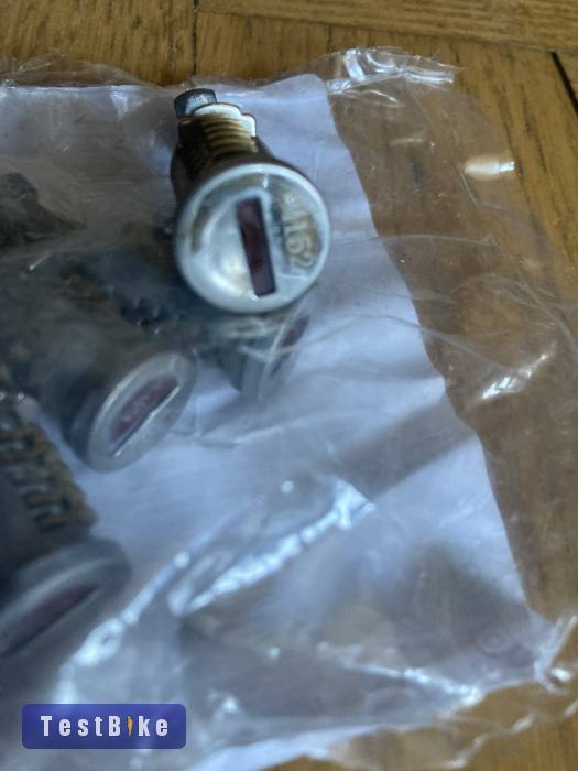 Menabo tetőrúd zárak M152 kódú kulcshoz