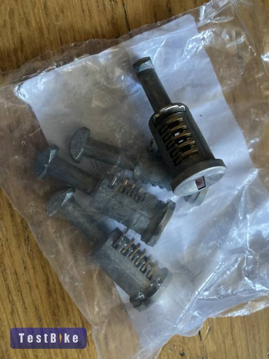 Menabo tetőrúd zárak M152 kódú kulcshoz