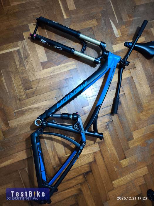 Merida One-Forty M-es 27.5" MTB váz + alkatrészek /Fox, stb/