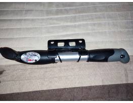 Mini vázpumpa nyomásmérős multiszelepes kulacstartó alá