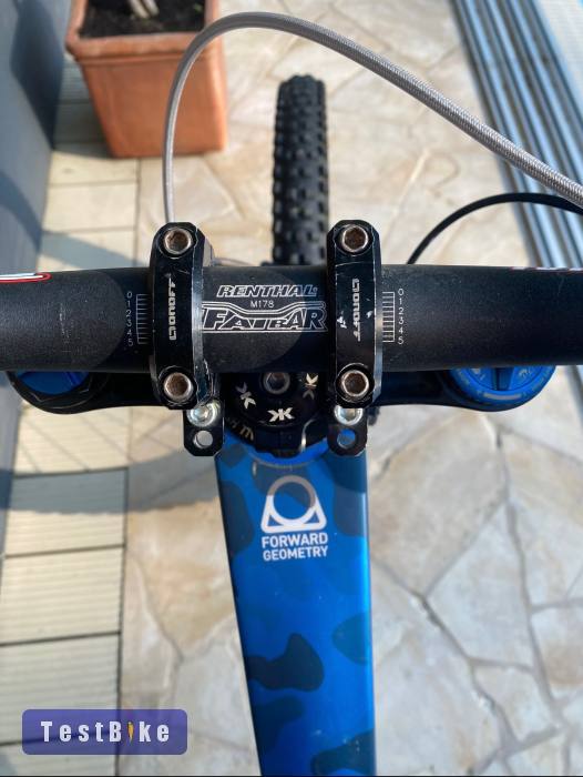 Mondraker Summum Carbon Downhill bike