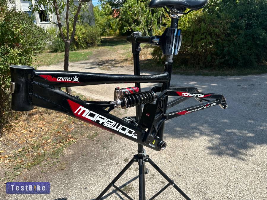 Morewood Izimu DH váz Manitou taggal.