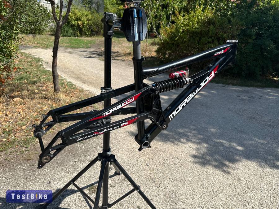 Morewood Izimu DH váz Manitou taggal.
