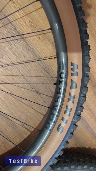 Newmen Phase 30 karbon felnis kerék