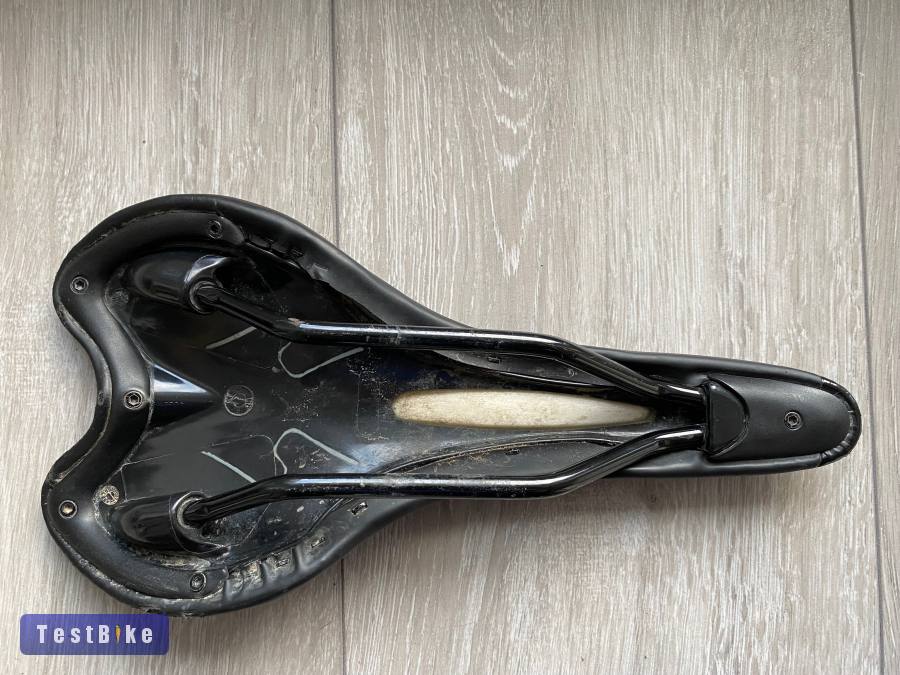 Oxygen Triton Nyereg 138mm