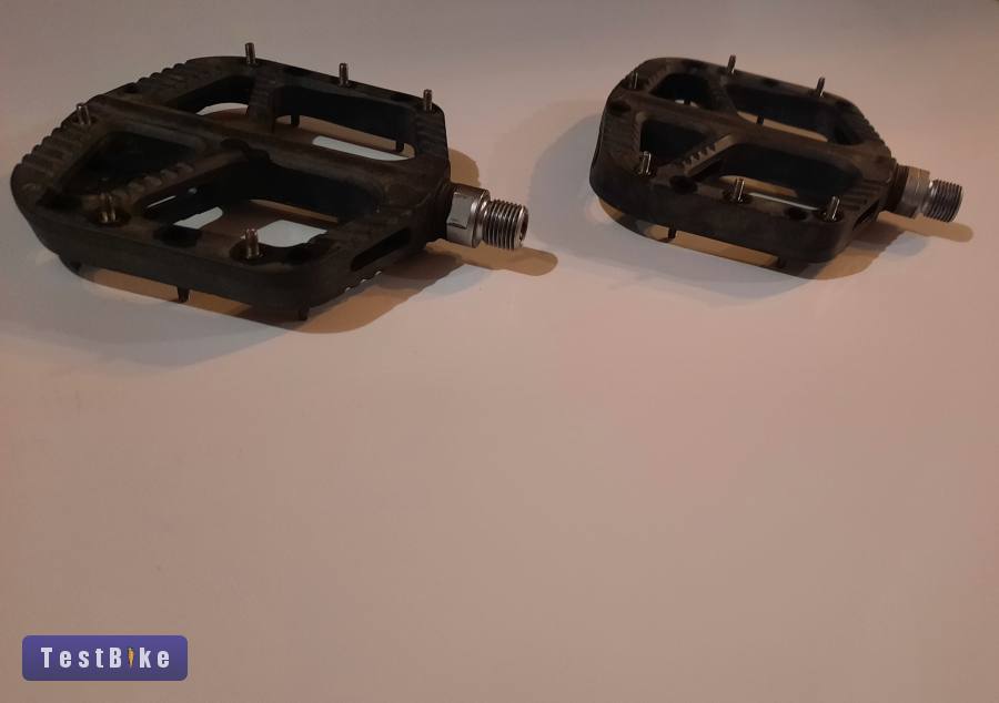 Platform pedál, cserélhető tüskékkel