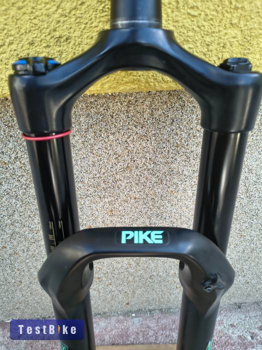 Rock Shox Pike 29". 