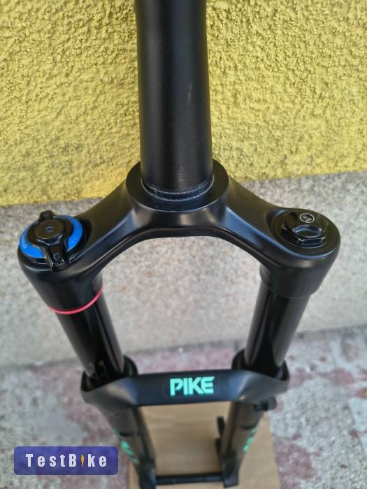 Rock Shox Pike 29". 