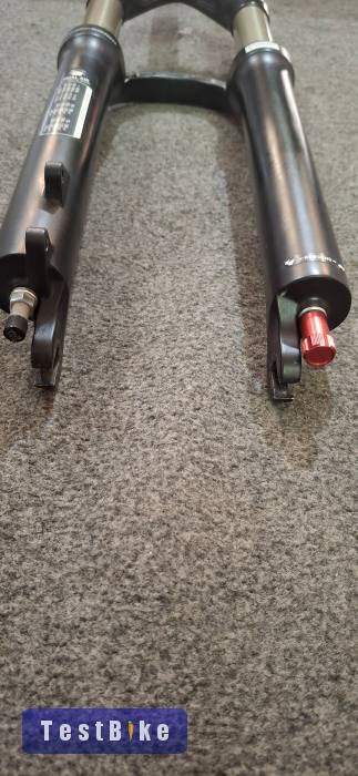 Rock Shox Reba SL teleszkóp.
