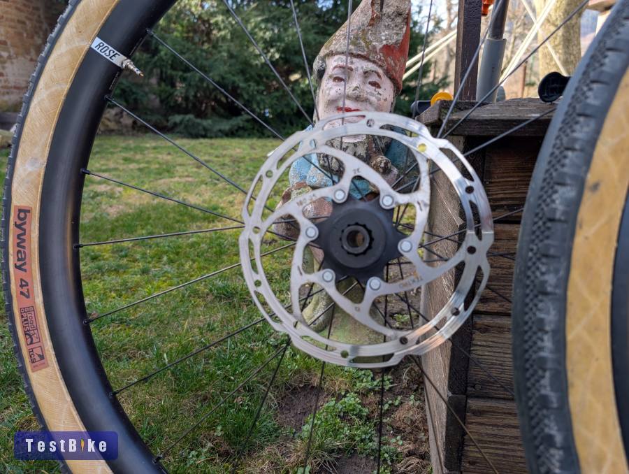 Rose kerékpárból kivett gyári kerék eladó.