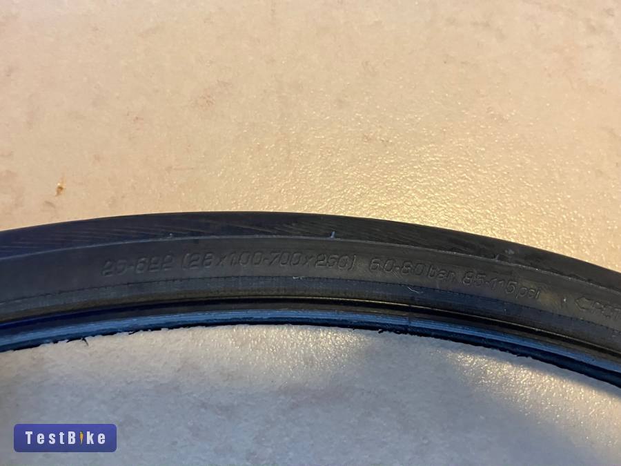 Schwalbe Lugano (700Cx25C) országúti külső gumi (belsővel)