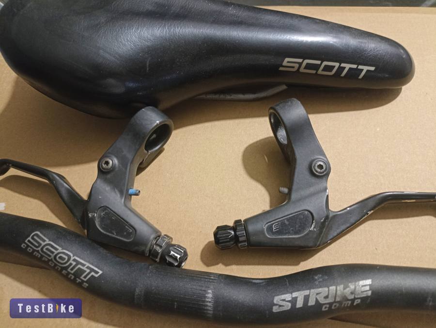Scott cuccok: 550mm kormány, Scott Comp fékkar, Nyereg