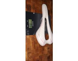 Selle Italia SLR 193 grammos titán pálcás nyereg