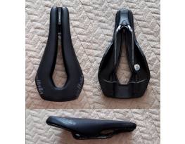 Selle Italia Watt Kit Carbonio Superflow karbon nyereg.