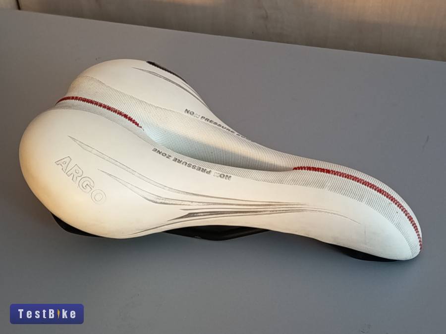 Selle Monte Grappa hímzett nyereg. Sportos kényelmes és szép