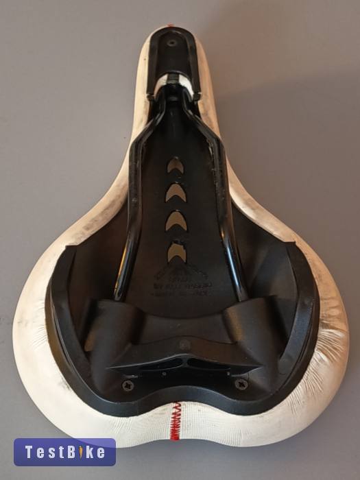 Selle Monte Grappa hímzett nyereg. Sportos kényelmes és szép