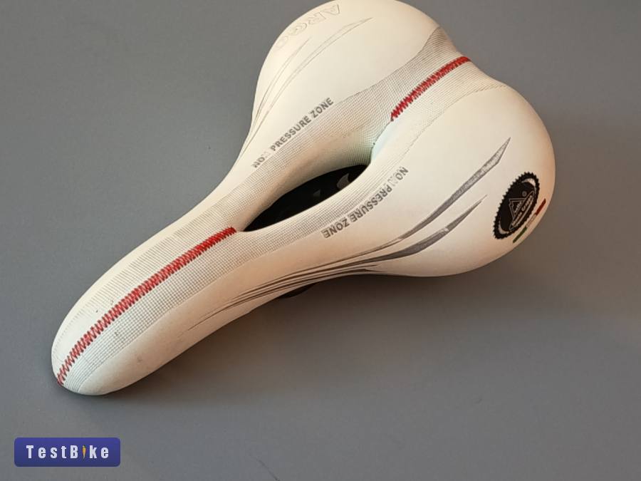 Selle Monte Grappa hímzett nyereg. Sportos kényelmes és szép