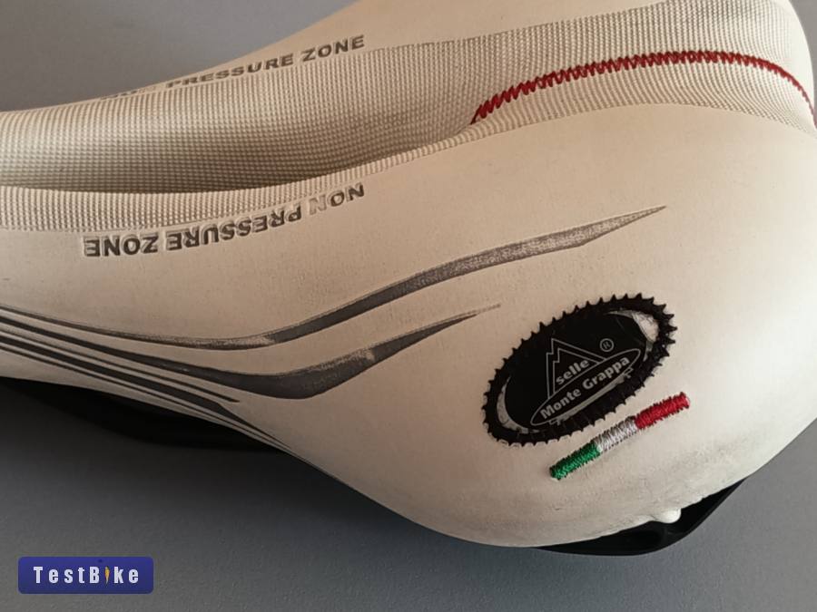 Selle Monte Grappa hímzett nyereg. Sportos kényelmes és szép