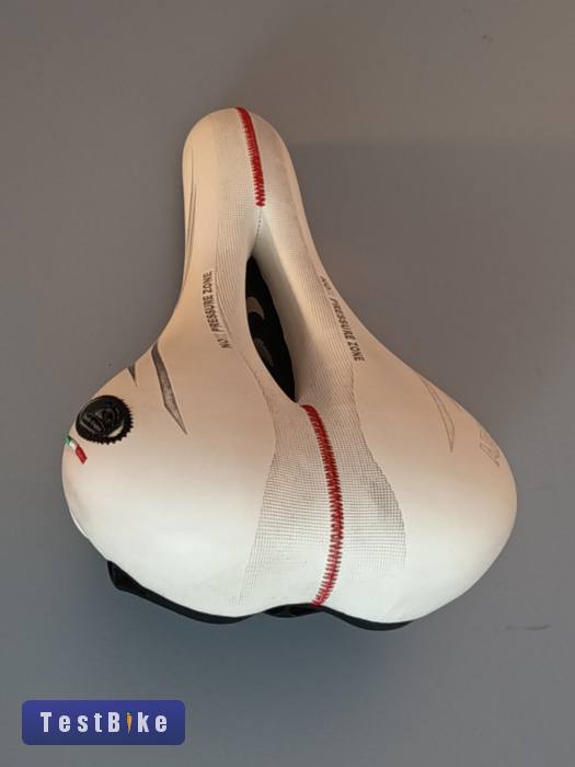 Selle Monte Grappa hímzett nyereg. Sportos kényelmes és szép