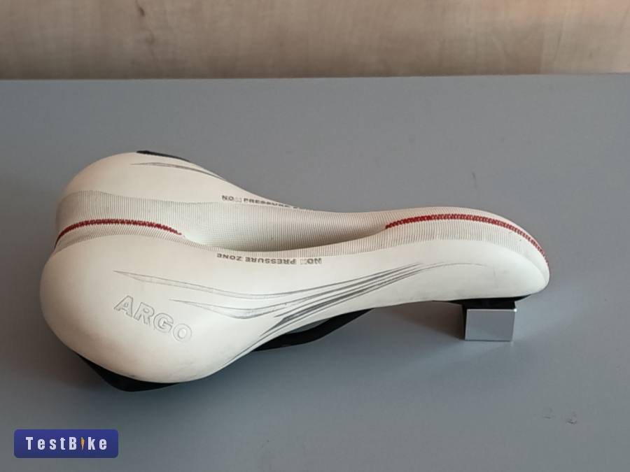 Selle Monte Grappa hímzett nyereg. Sportos kényelmes és szép