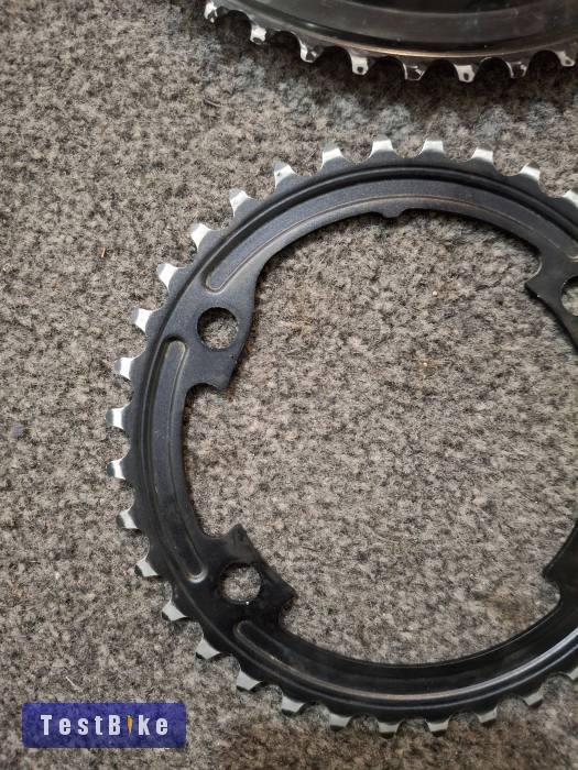 Shimano 105, FC-R7000, 4 furatos aszimmetrikus lánctányérok.