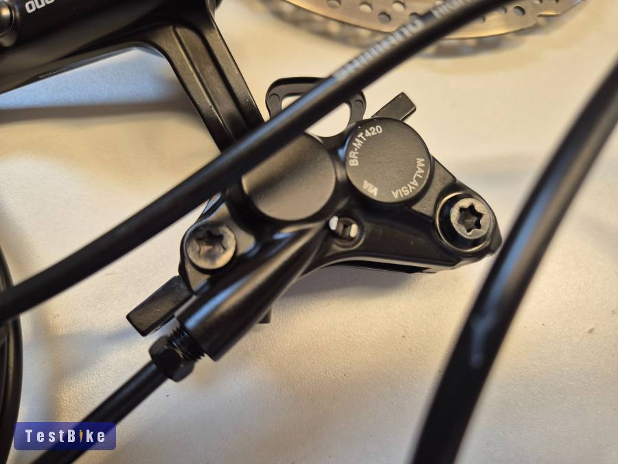 Shimano Br-MT420 4 Dugattyús hidraulikus fék 203mm tárcsa. 