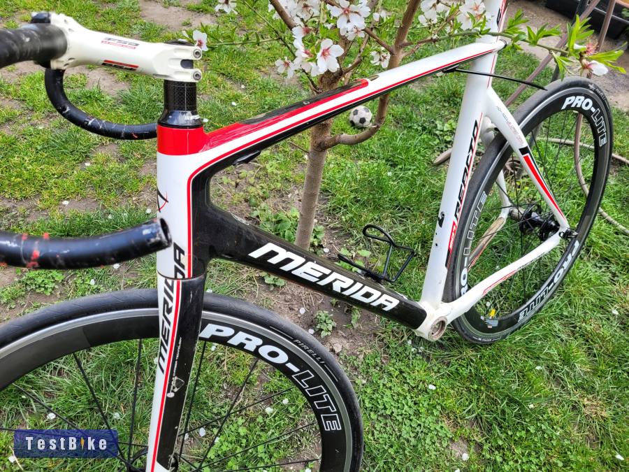 Sokat látott karbon Merida váz.