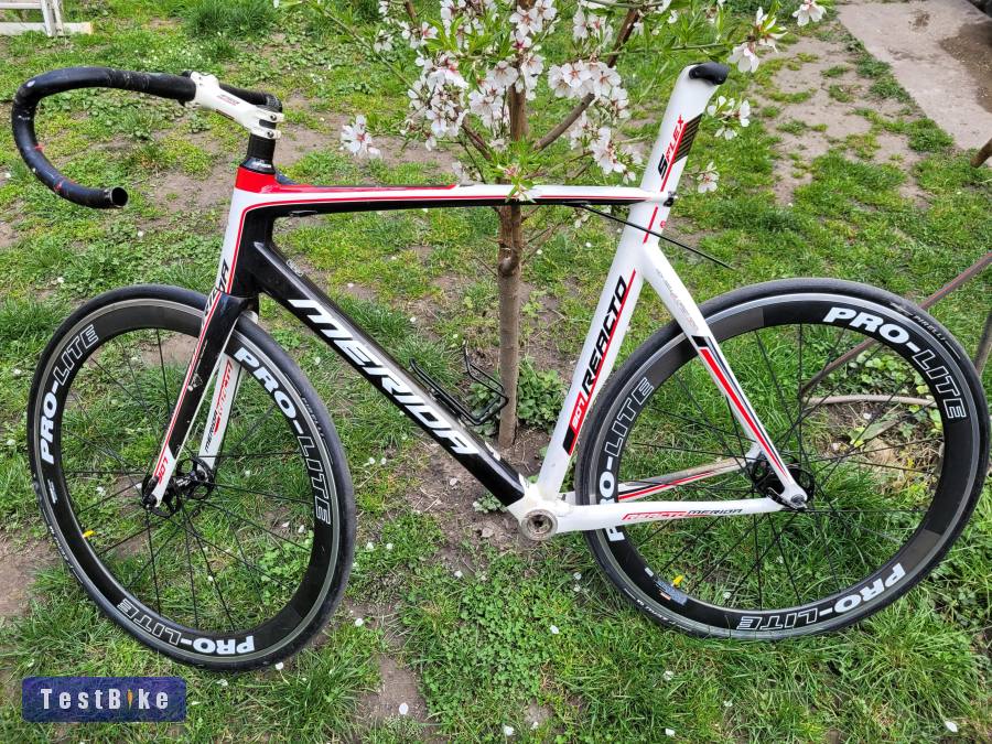 Sokat látott karbon Merida váz.