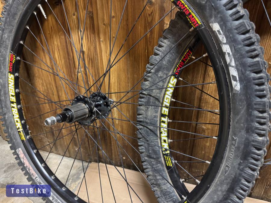 Specialized Big Hit gyári kerekek 