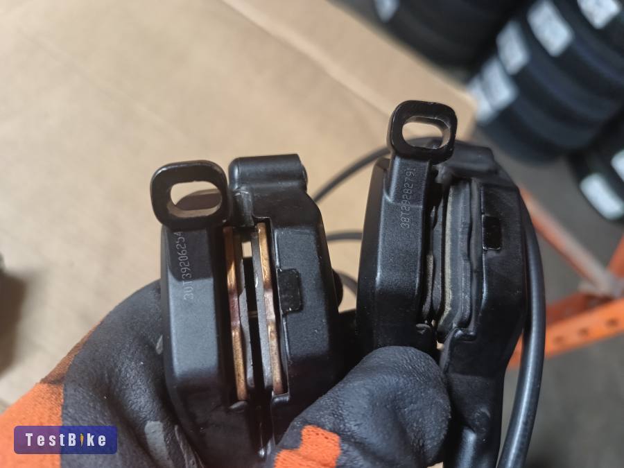 Sram DB8 tárcsafék 4 dugattyús