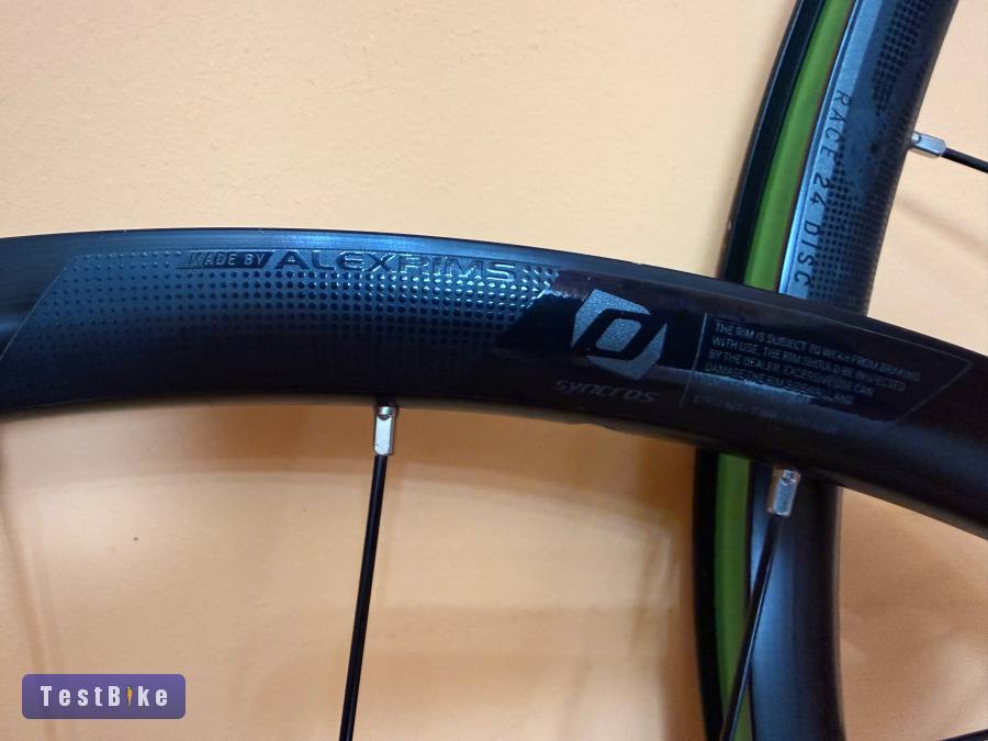 Syncross kerekek .Michelin Power Adventure 1.35 külsővel!