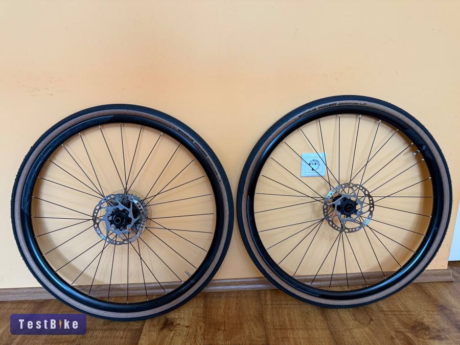 Syncross kerekek .Michelin Power Adventure 1.35 külsővel!