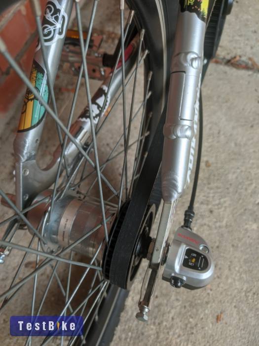 Szíjhajtásos és felújított 20 colos agyváltós kontrás bicaj