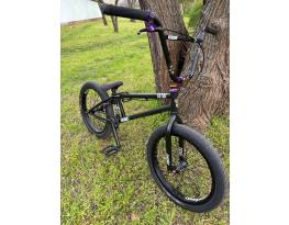 Total BMX Killabee K4 21" vázra épített profi bmx.