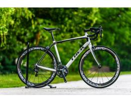 Trek Domane 4.7 (56) full karbon országúti kerékpár