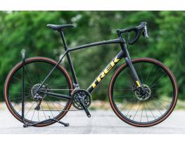 Trek Domane AL2 (58) alu-karbon országúti kerékpár