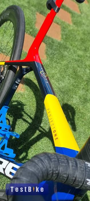 Trek Madone SLR 9 Di2 Gen 8 - Team Replica (2025)