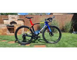 Trek Madone SLR 9 Di2 Gen 8 - Team Replica (2025)