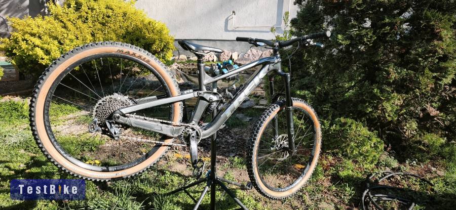 Trek Slash 8 (2022) – M-es méret + EXTRÁK