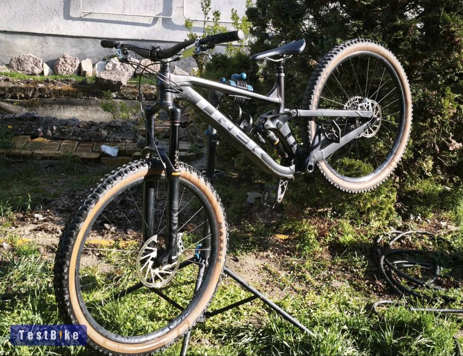 Trek Slash 8 (2022) – M-es méret + EXTRÁK
