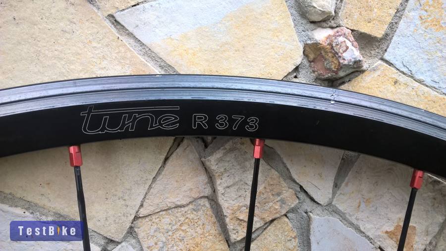 Tune országúti első kerék