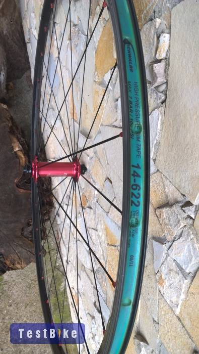 Tune országúti első kerék