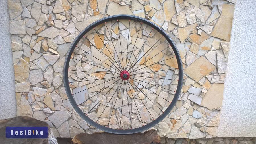 Tune országúti első kerék