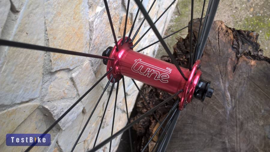 Tune országúti első kerék