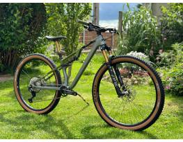 Új 0km 2024 Cube AMS One11 C:68X TM "S" carbon trail bicó