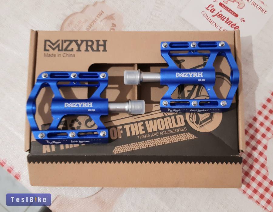 Új alu kerékpár pedál eloxált kék színben. Három ipari csapi