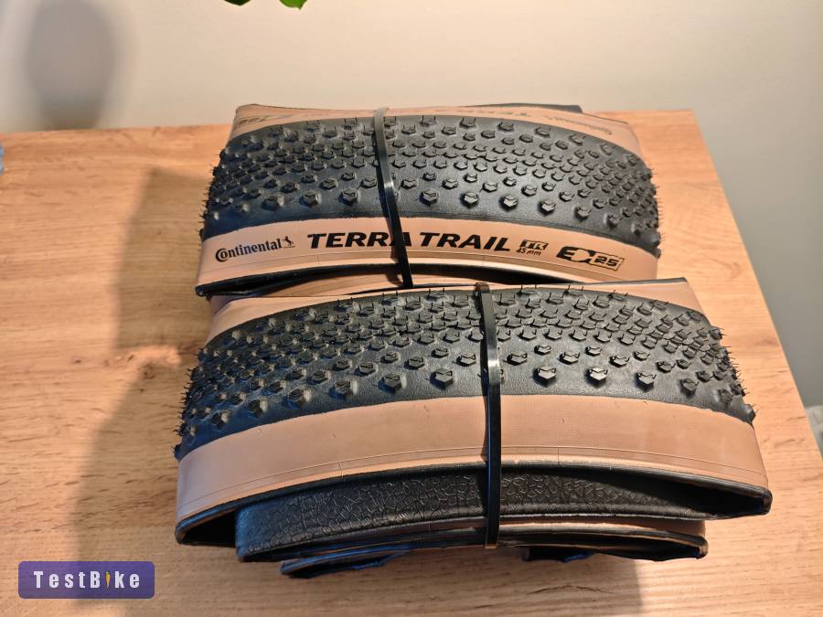 Új Continental Terra Trail külső gumik 45-622