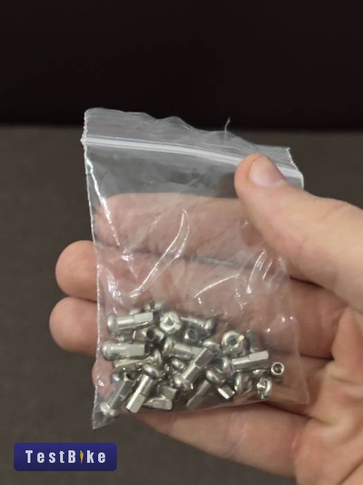 Új DT Swiss Competition 2.0/1.8 262mm küllők + nipple 34db